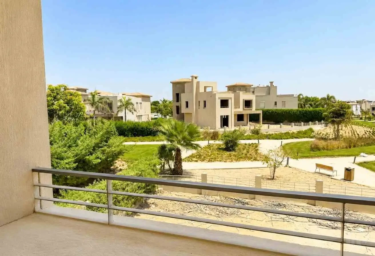 إطلالة بانورامية ساحرة من التراس على المساحات الخضراء والبحيرة
