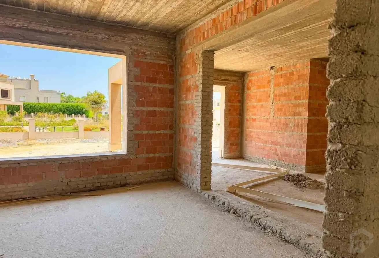 منظر داخلي لوحدة سكنية تحت الإنشاء (مرحلة الطوب والخرسانة)