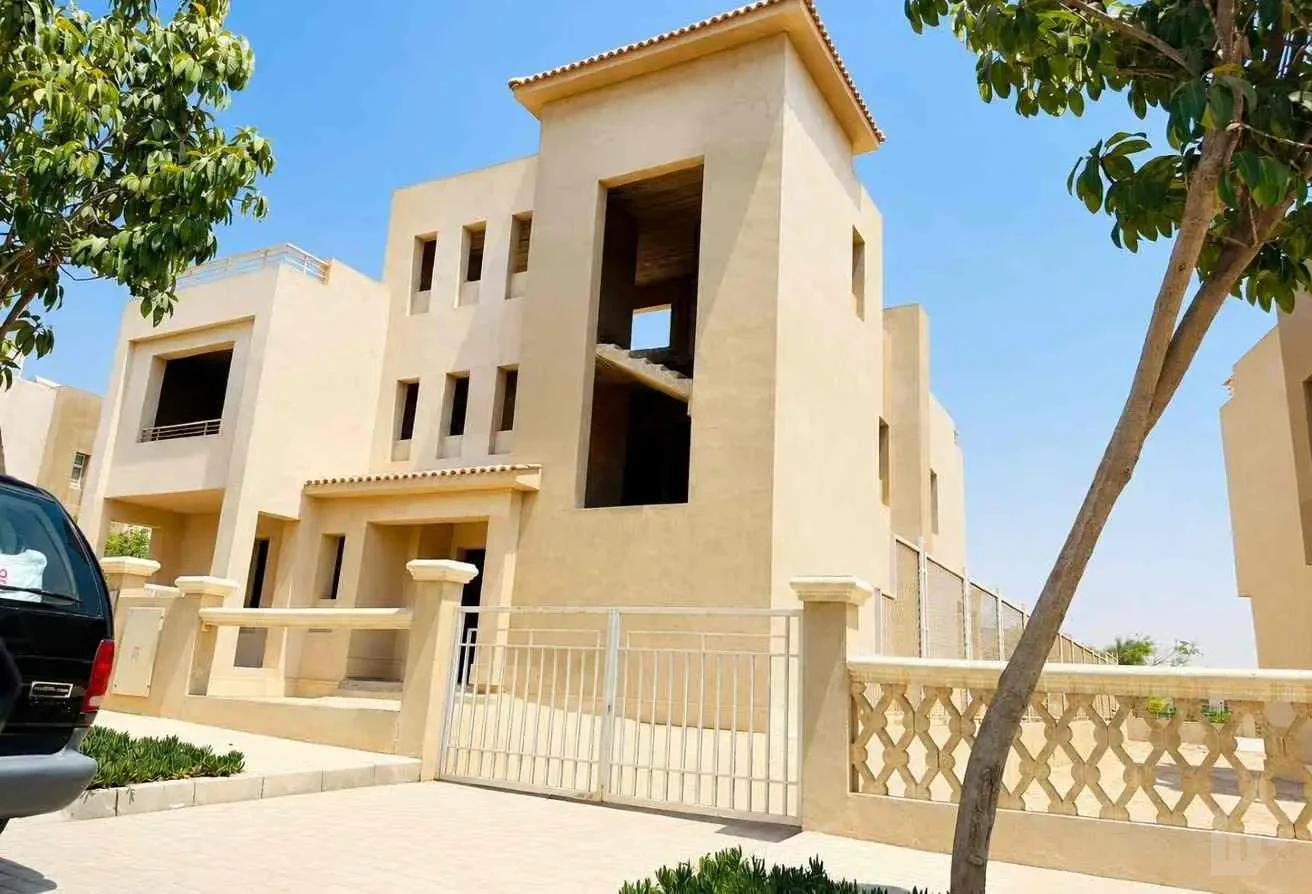 الواجهة الأمامية الحديثة للفيلا مع السور والممر الأمامي