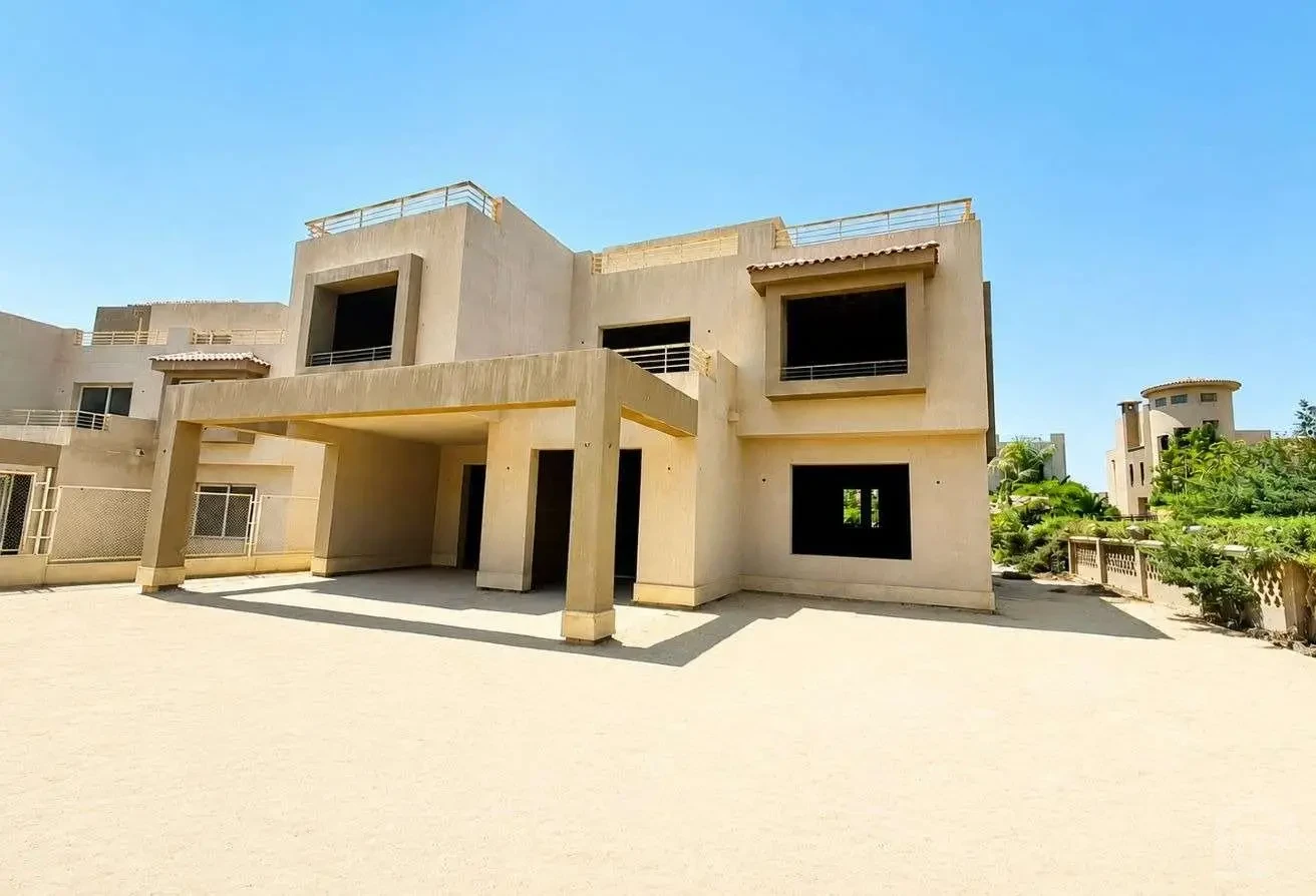 طلالة واسعة على حديقة الكمبوند والمسطحات المائية من الفيلا