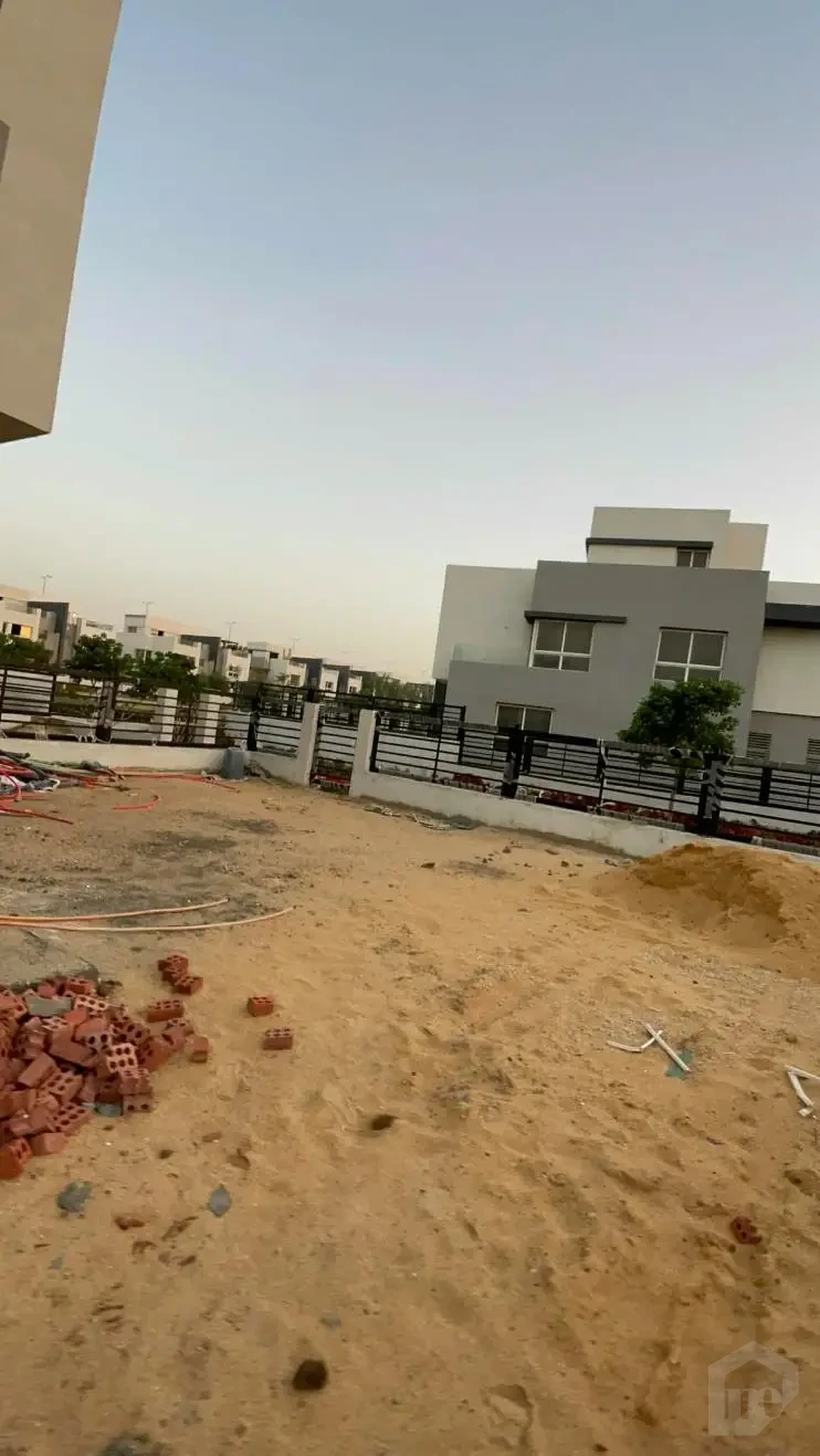 للبيع تاون هاوس نصف تشطيب