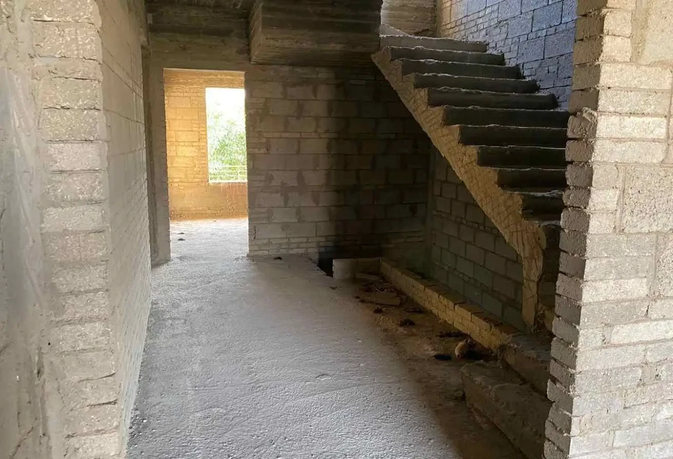 ممر داخلي وسلّم