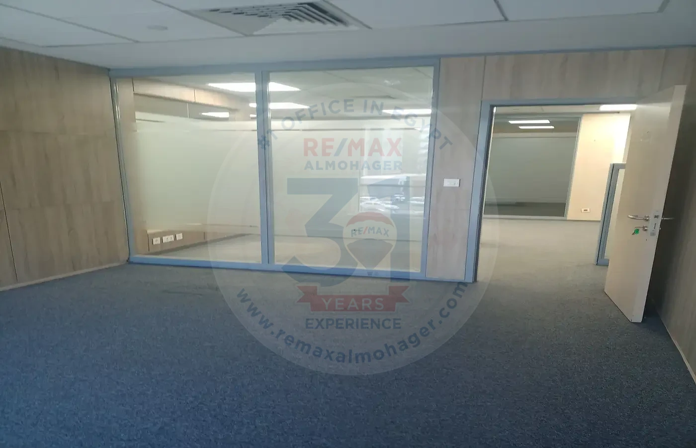 Office 600 meters for rent in the banking area