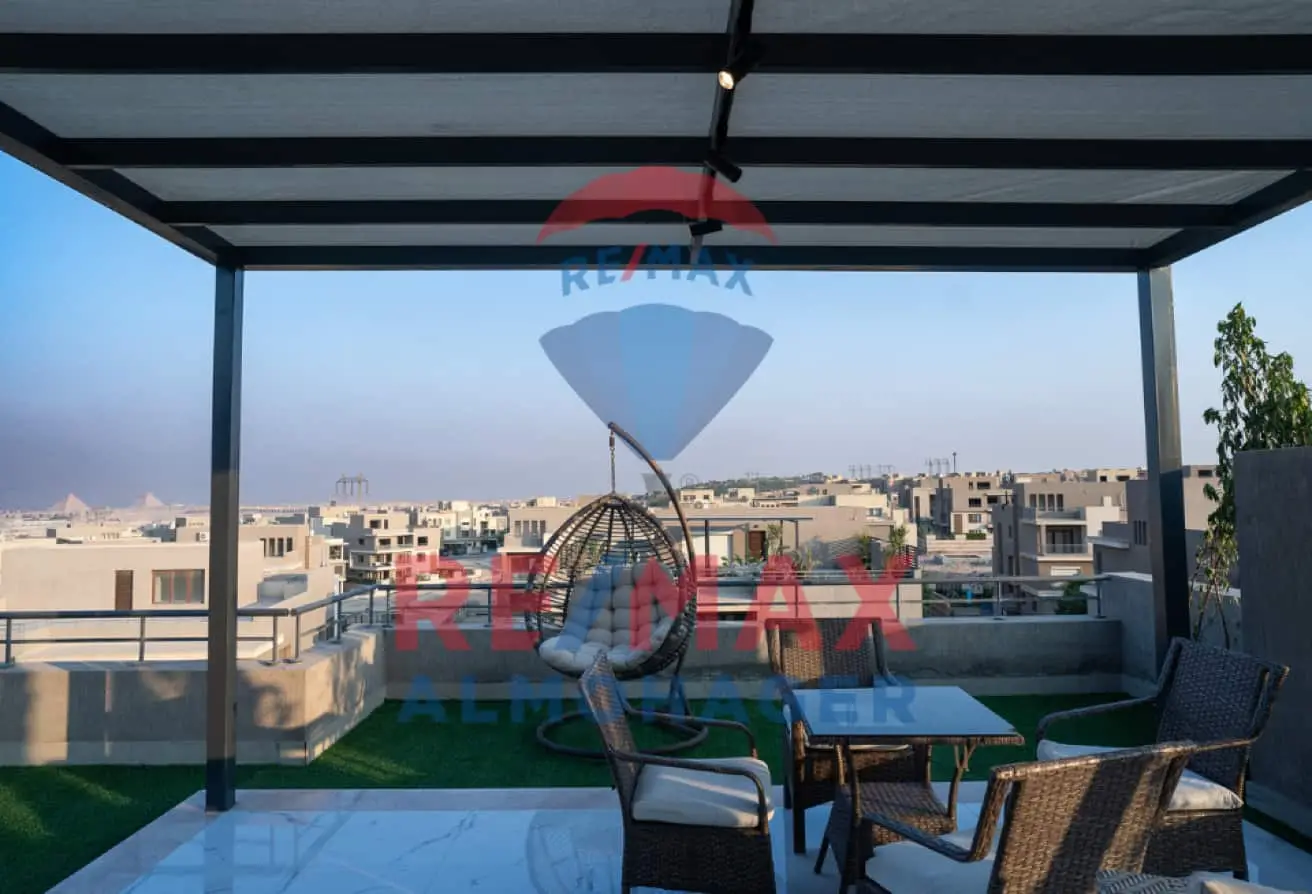 Luxurious Upper Duplex - Elevated Pyramids View