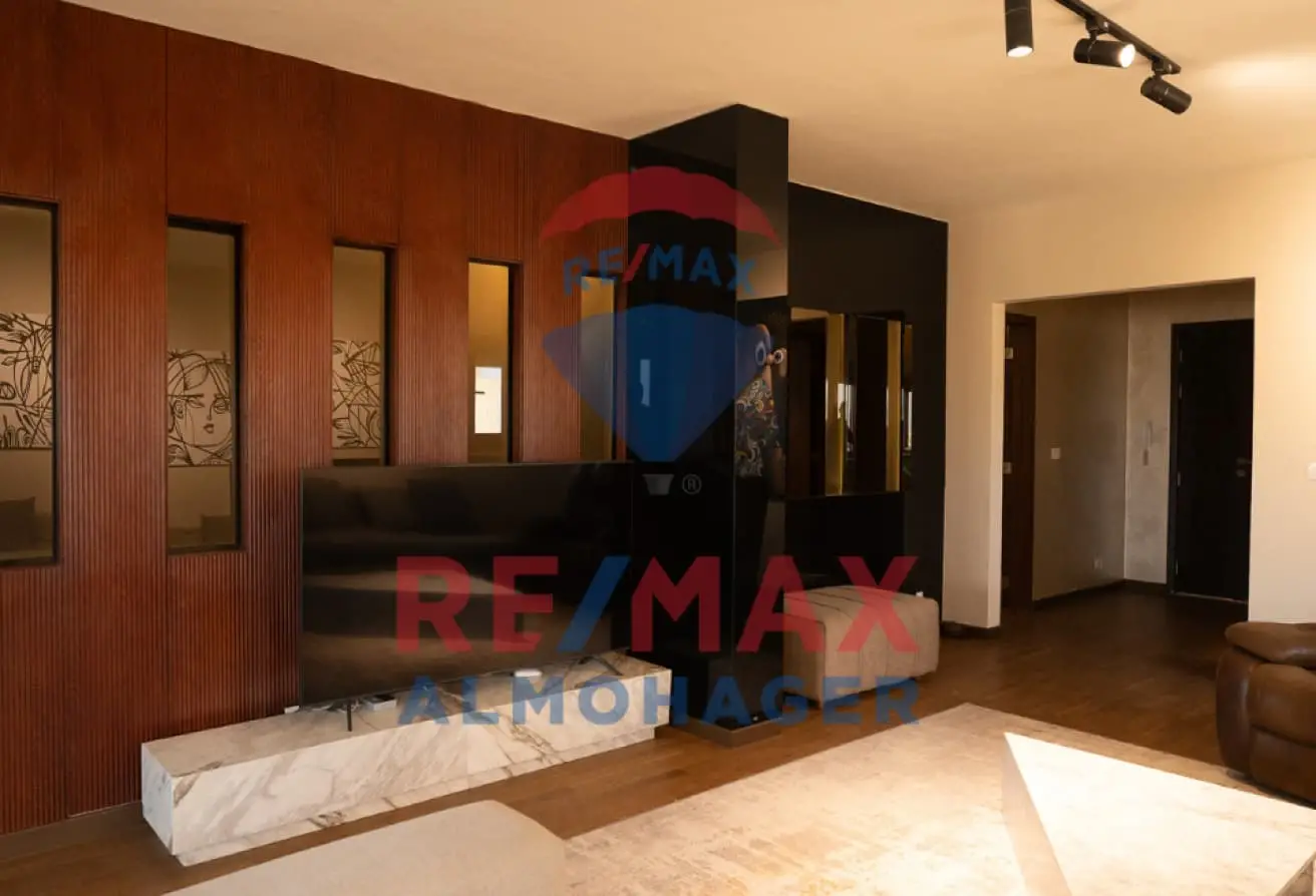 Luxurious Upper Duplex - Elevated Pyramids View