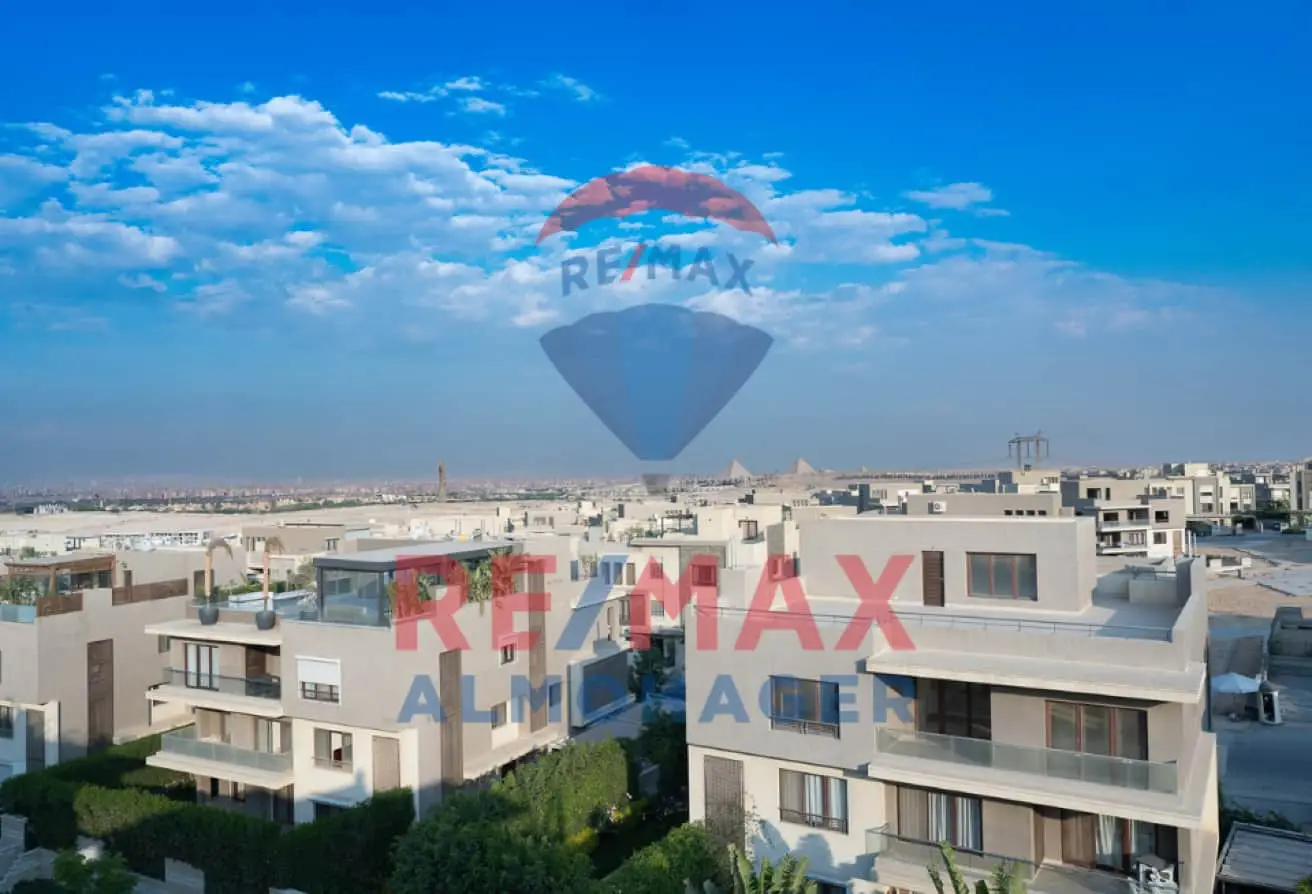 Luxurious Upper Duplex - Elevated Pyramids View