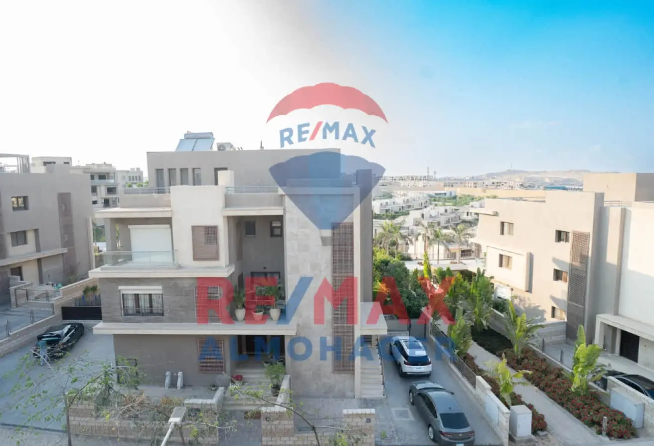 Luxurious Upper Duplex - Elevated Pyramids View