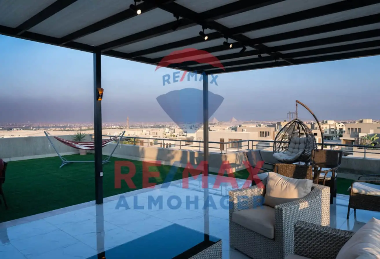Luxurious Upper Duplex - Elevated Pyramids View