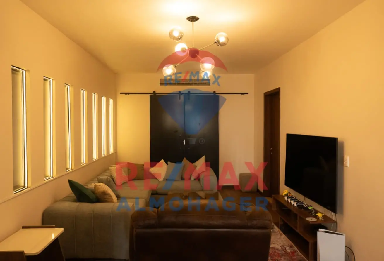 Luxurious Upper Duplex - Elevated Pyramids View