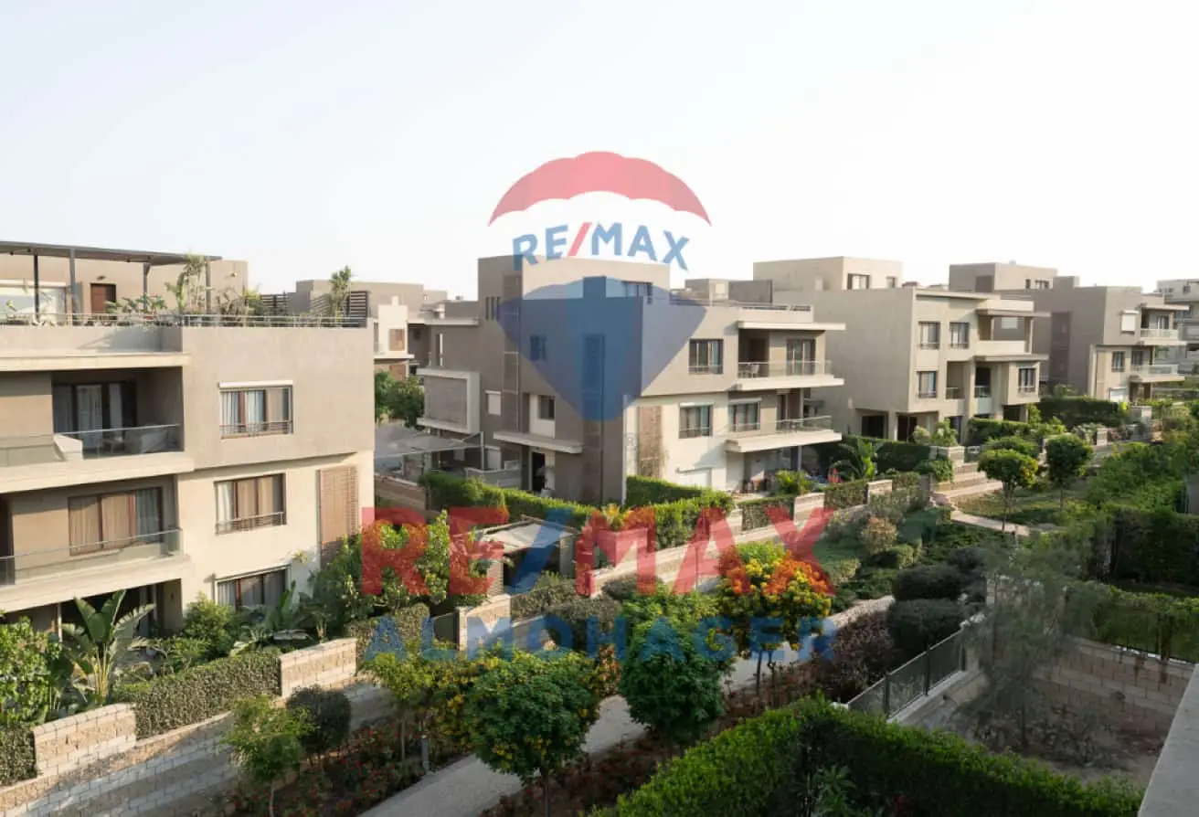 Luxurious Upper Duplex - Elevated Pyramids View