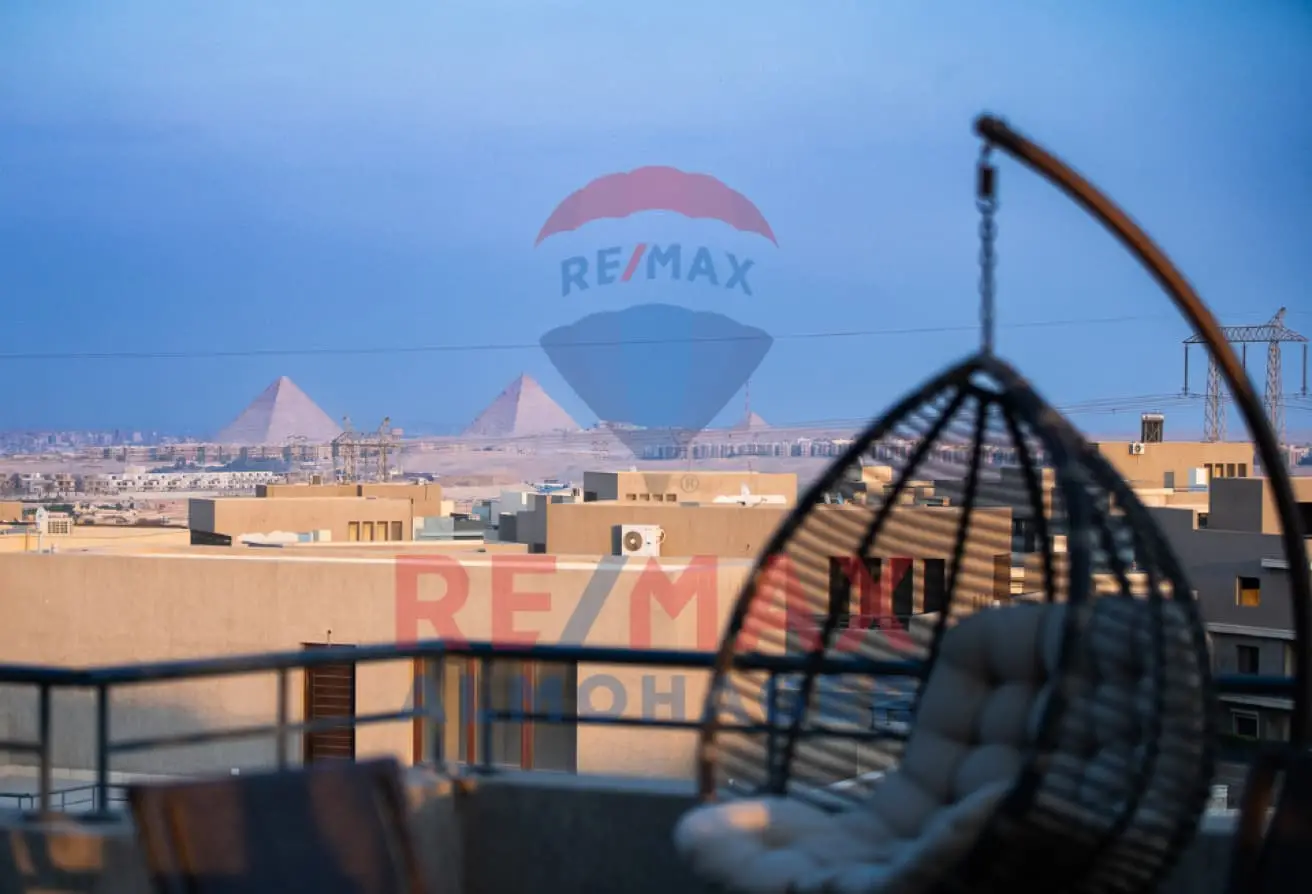 Luxurious Upper Duplex - Elevated Pyramids View