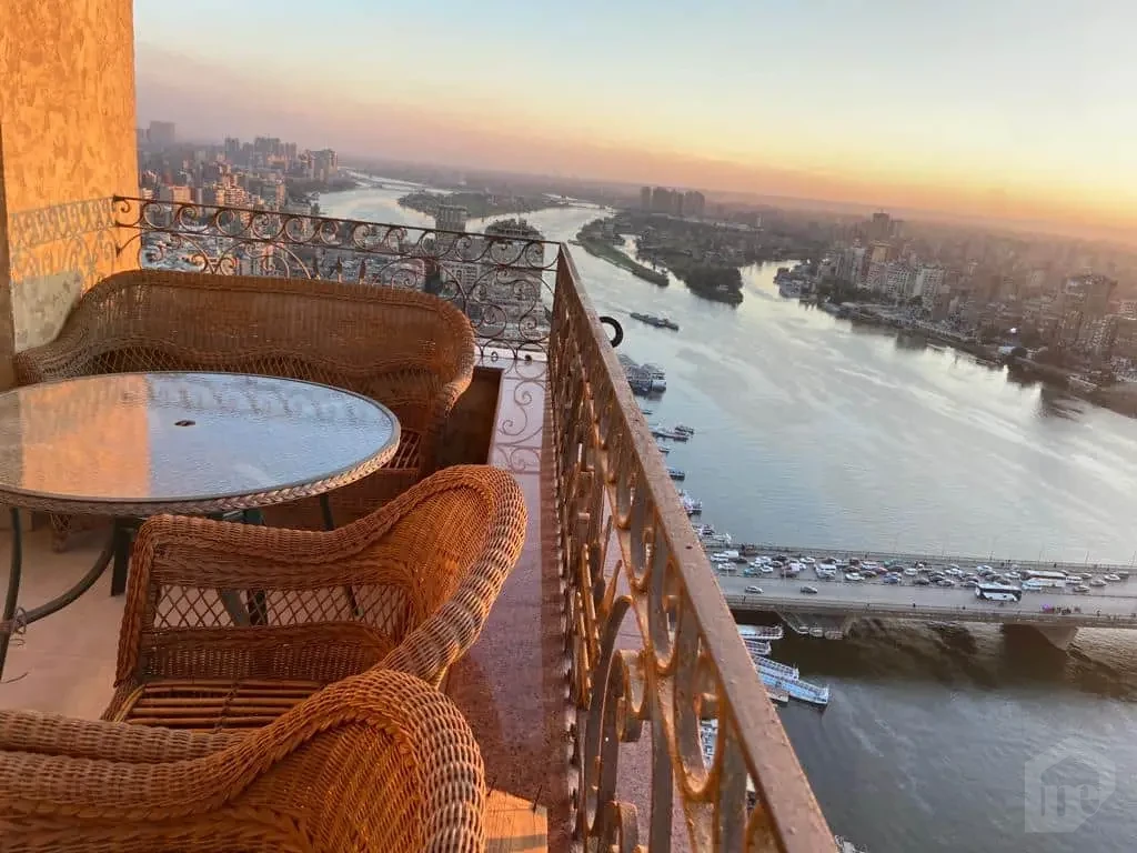 شقة كورنر فاخرة 300 متر في المنيل | إطلالة ساحرة على النيل | الدور 34