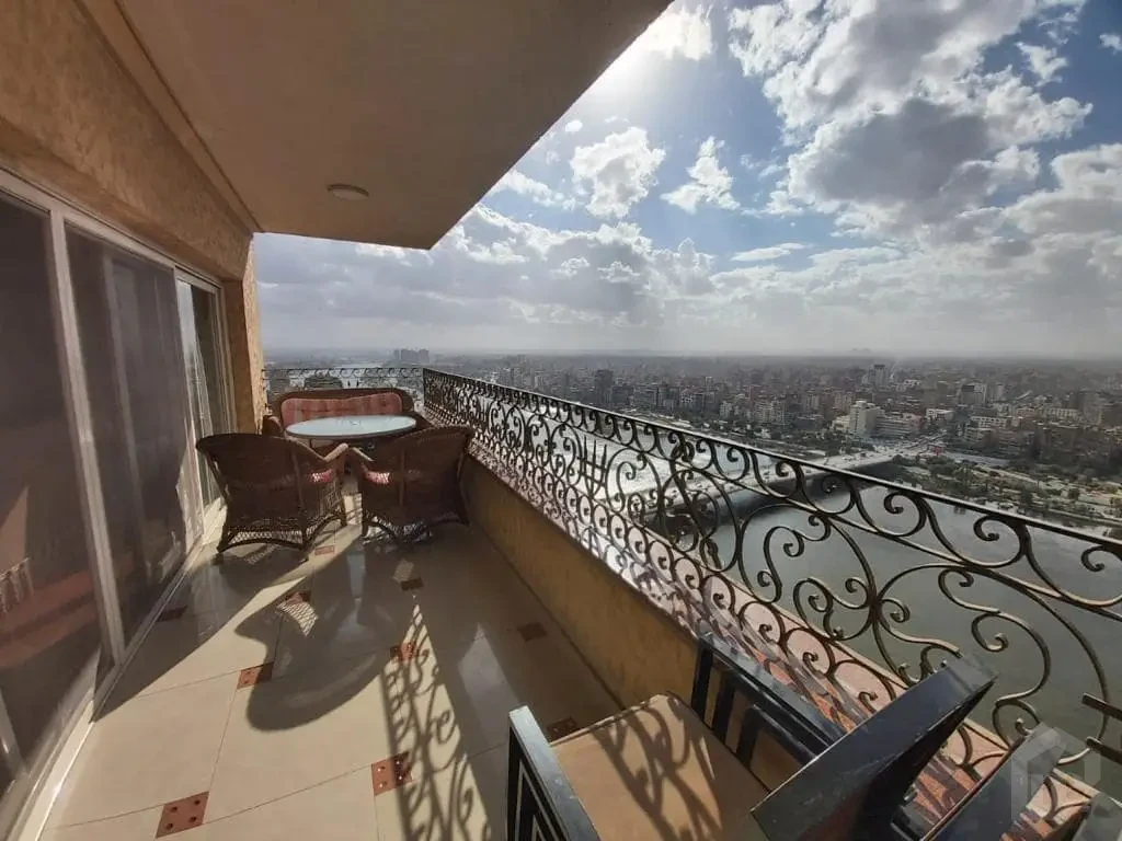 وحدة كورنر نادرة للبيع في المنيل | 4 غرف نوم | إطلالة بانورامية على النيل