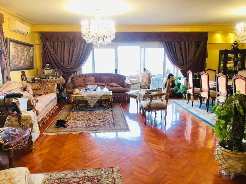 شقة مرتفعة مذهلة في المنيل | 300 متر | واجهة مباشرة على النيل