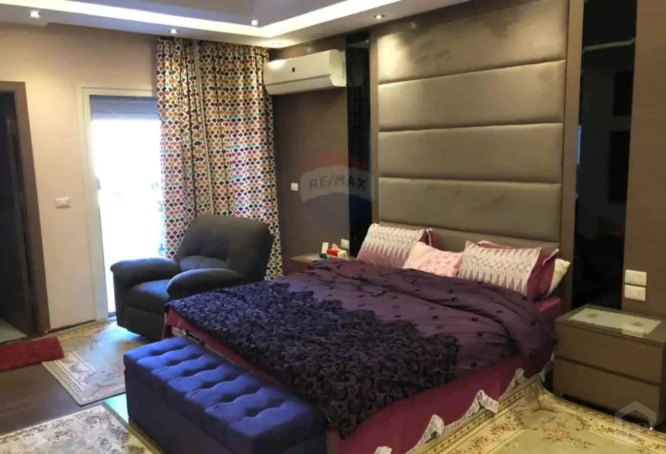 Spacious 296 sqm Townhouse with Kitchen & 8 ACs