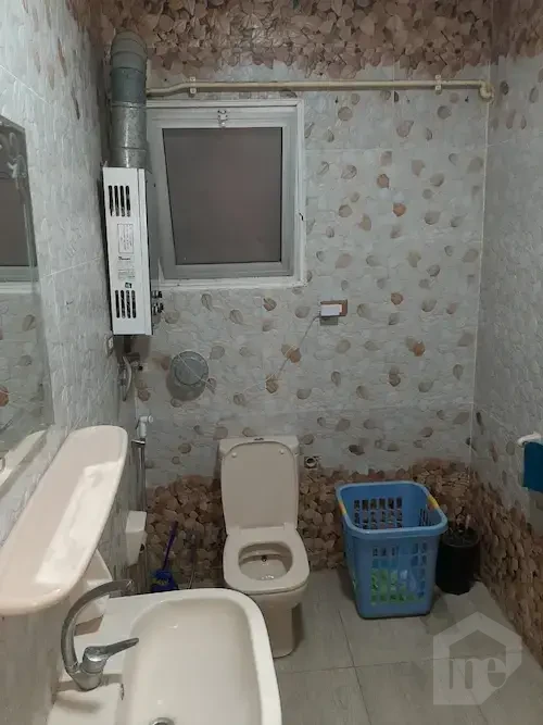 فرصة للإيجار: شقة إدارية أرضي مرتفع مع مدخل خاص