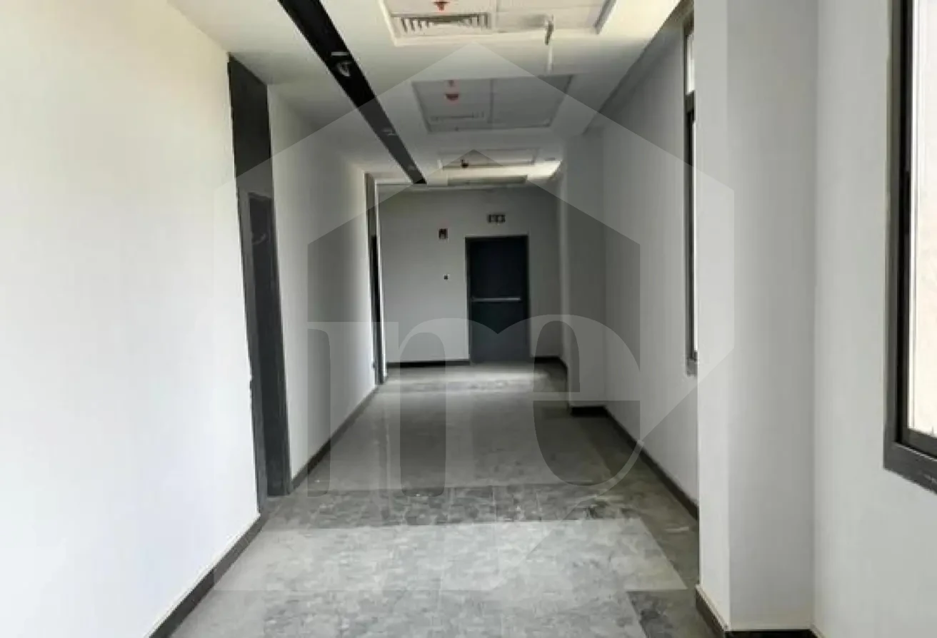 عيادة طبية متشطبة للإيجار في هيل تاون بالم هيلز - تصميم أنيق بإطلالة على البلازا