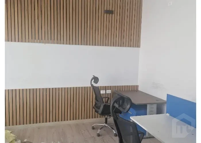 للايجار مكتب 55م مفروش علي شارع ال90 الجنوبي