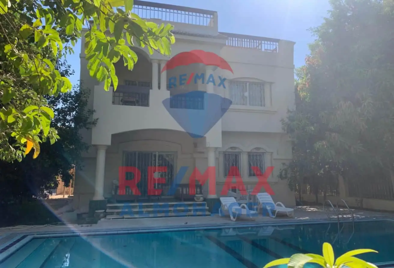 للإيجار , فيلا رائعة في كمبوند داره جاردنز- مدينة 6 اكتوبر ، مفروشة بالكامل، قريبة من نادي الصيد ومول العرب، حمام سباحة خاص، تطل على حديقة خضراء.