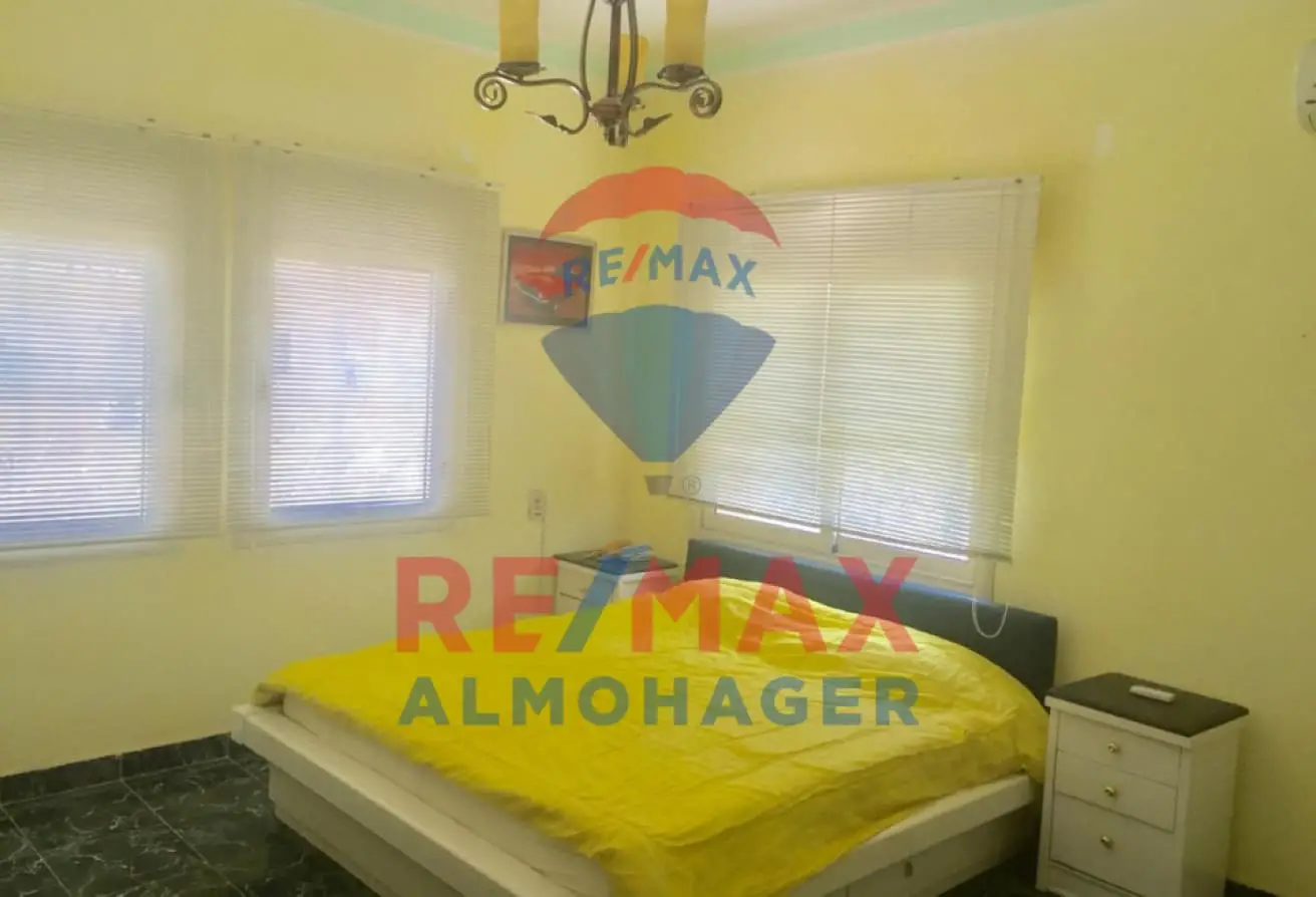 للإيجار , فيلا رائعة في كمبوند داره جاردنز- مدينة 6 اكتوبر ، مفروشة بالكامل، قريبة من نادي الصيد ومول العرب، حمام سباحة خاص، تطل على حديقة خضراء.