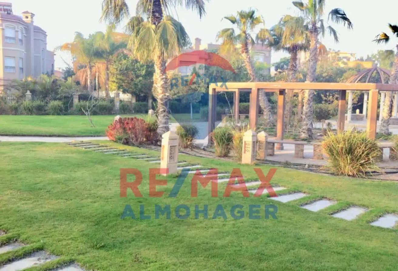 للإيجار , فيلا رائعة في كمبوند داره جاردنز- مدينة 6 اكتوبر ، مفروشة بالكامل، قريبة من نادي الصيد ومول العرب، حمام سباحة خاص، تطل على حديقة خضراء.