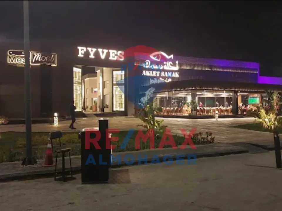 للإيجار، محل تجاري مميز في فايفز مول، وصلة دهشور، الشيخ زايد دور أرضي بمساحة خارجية..