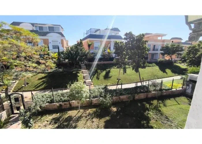 للبيع فيلا 4غرف متشطبة فيوعلي الحدائق كمبوند لايان