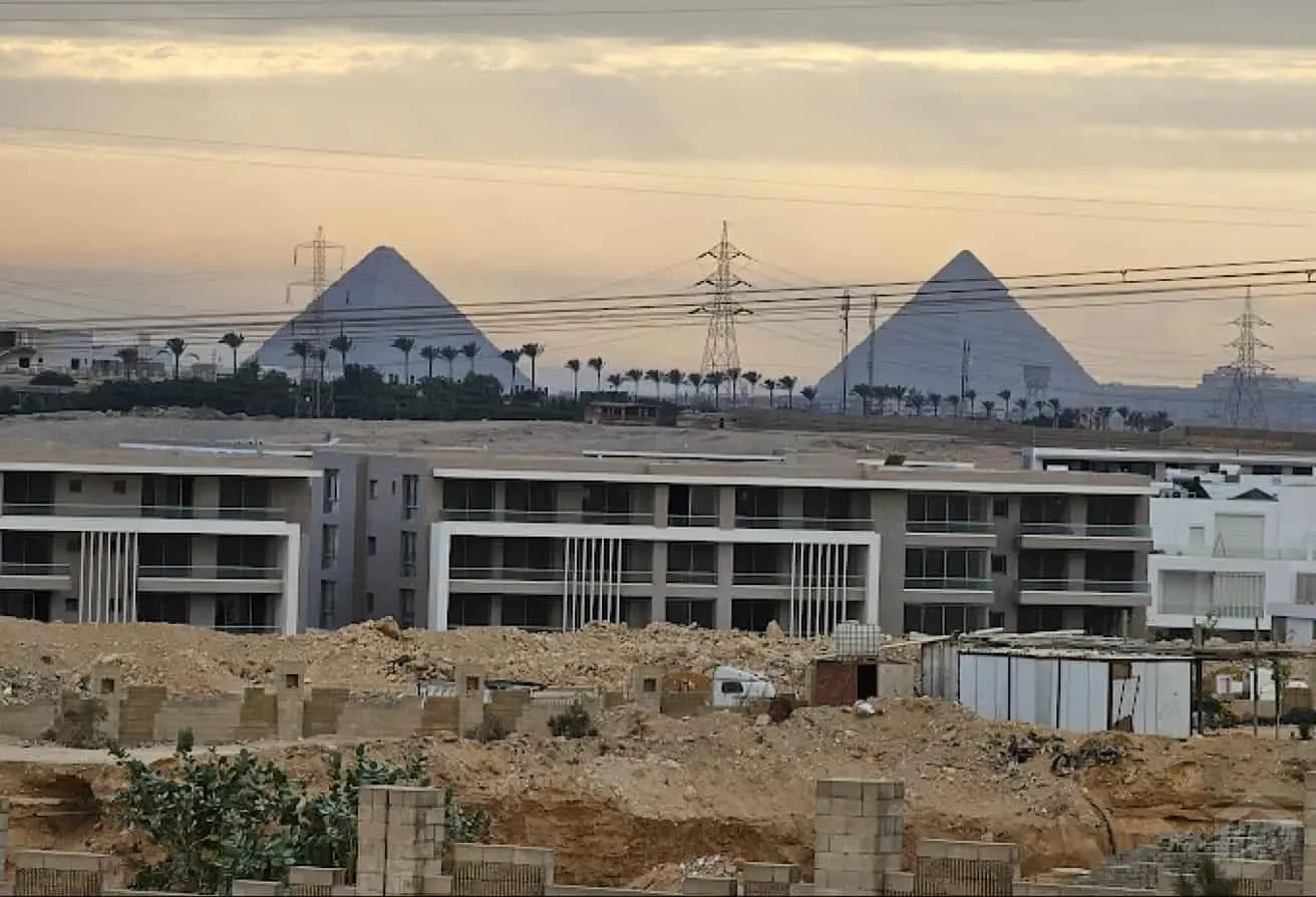 Stunning Villa with Open View in Pyramids Heights