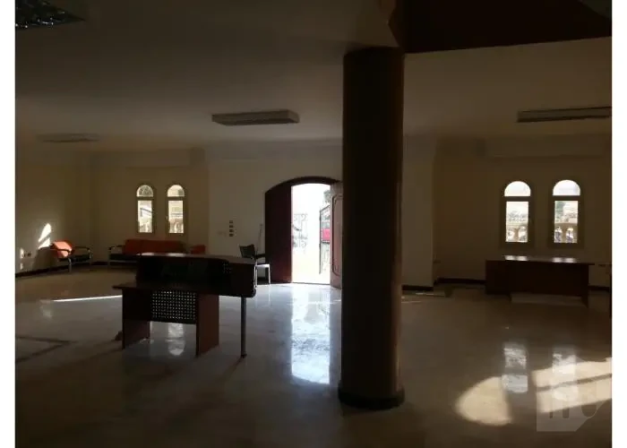 للبيع فيلا منفصلة متشطبة 10 غرف علي ال90 الشمالي