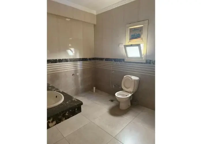 للبيع فيلا منفصلة متشطبة 10 غرف علي ال90 الشمالي