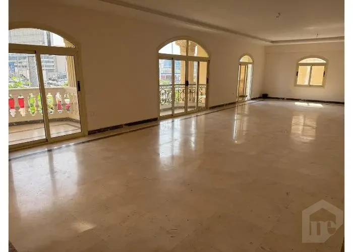 للبيع فيلا منفصلة متشطبة 10 غرف علي ال90 الشمالي