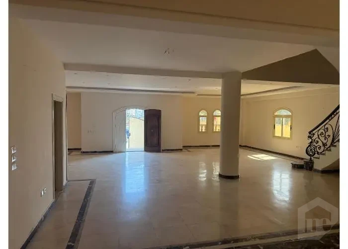 للبيع فيلا منفصلة متشطبة 10 غرف علي ال90 الشمالي