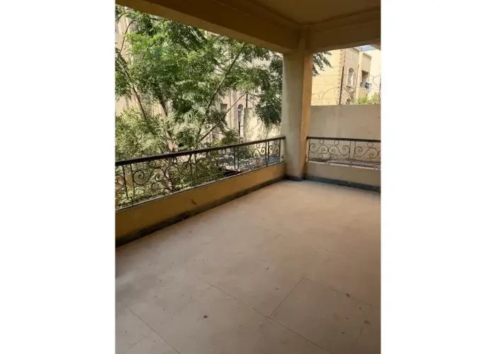 للبيع فيلا منفصلة متشطبة 10 غرف علي ال90 الشمالي