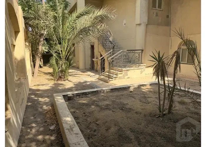 للبيع فيلا منفصلة متشطبة 10 غرف علي ال90 الشمالي