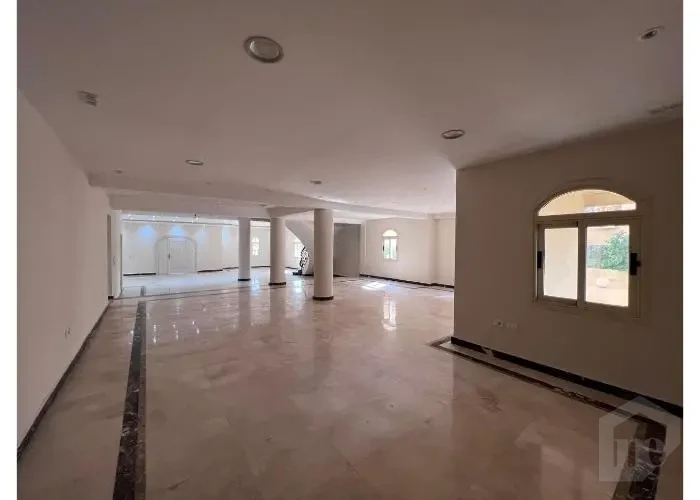 للبيع فيلا منفصلة متشطبة 10 غرف علي ال90 الشمالي