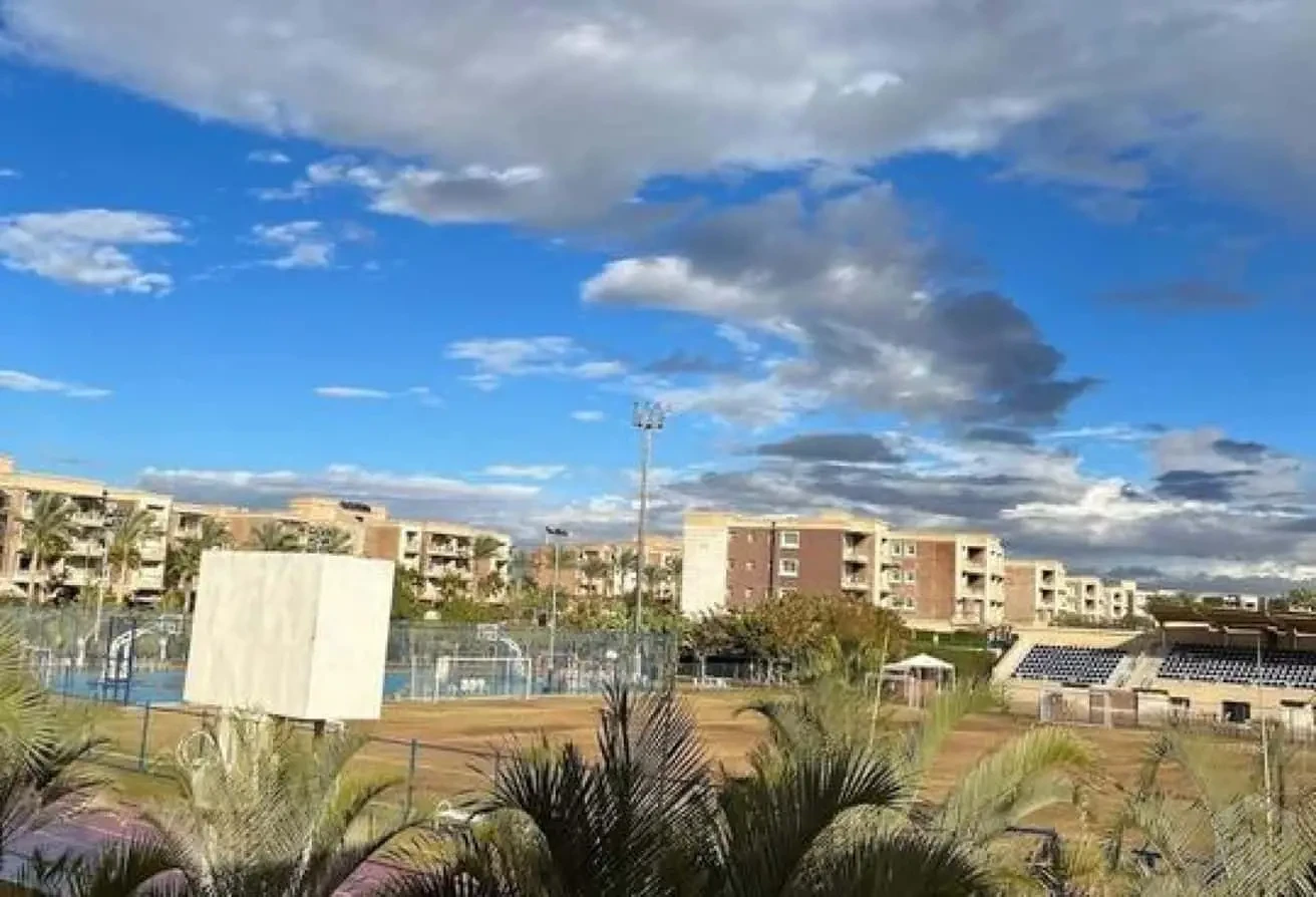 امتلك دوبلكس فاخر في كينجسرانج – فيو بانورامي على الجولف والأهرامات