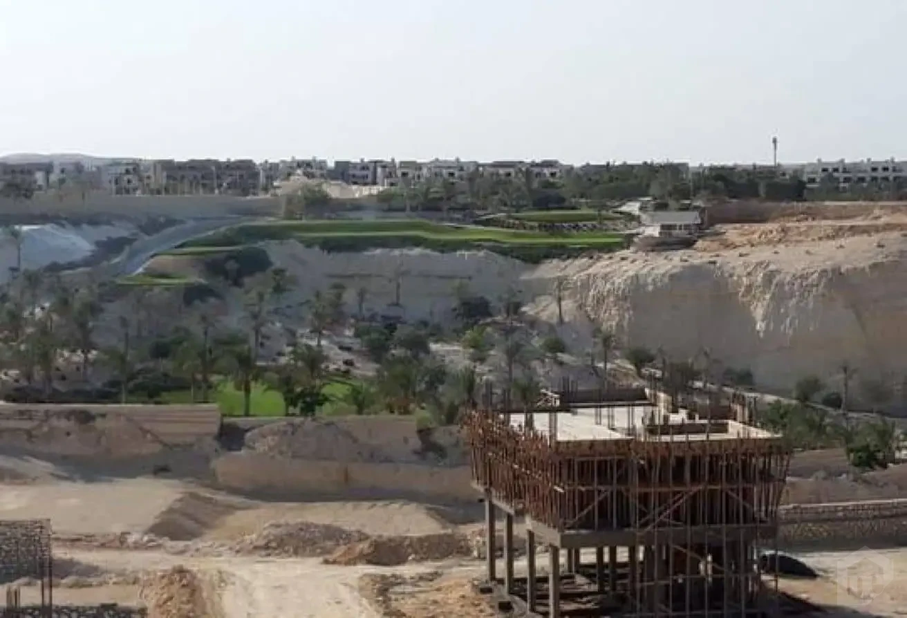 فرصة استثنائية: دوبلكس بإطلالة جولف والأهرامات في كينجسرانج