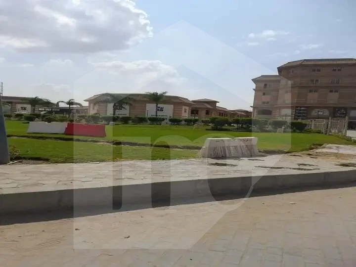 فرصة استثمارية رائعة! محل نصف تشطيب في مول أفينيو