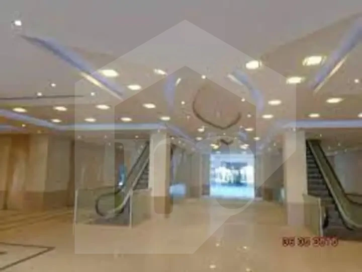 محل بواجهة مميزة في مول أفينيو – نصف تشطيب