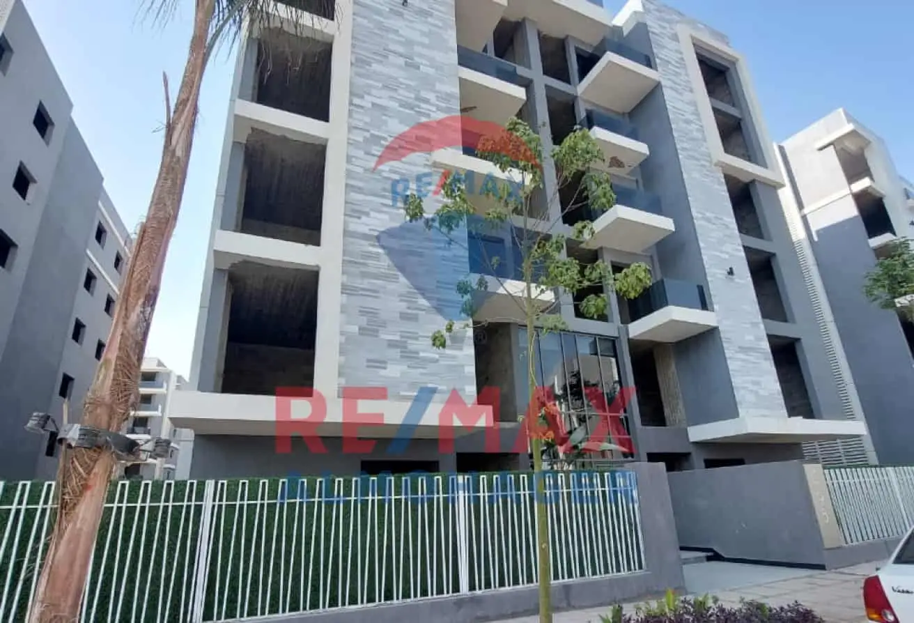Elegant Apartment for Sale in Sun Capital Compound – Near Water Features