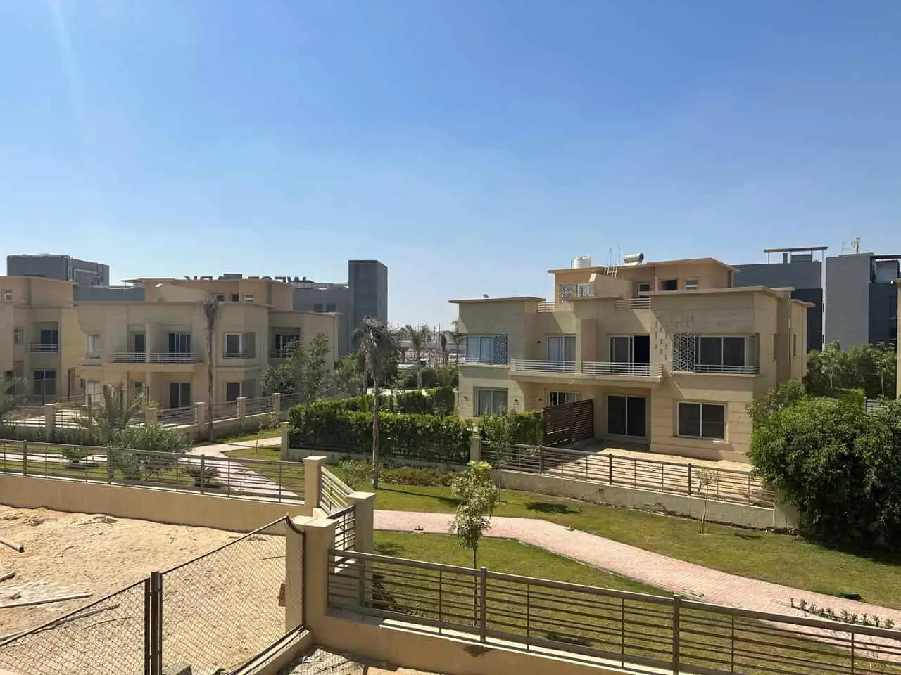امتلك فيلا بجوار سوان ليك – جدار، بأرقى مناطق الشيخ زايد
