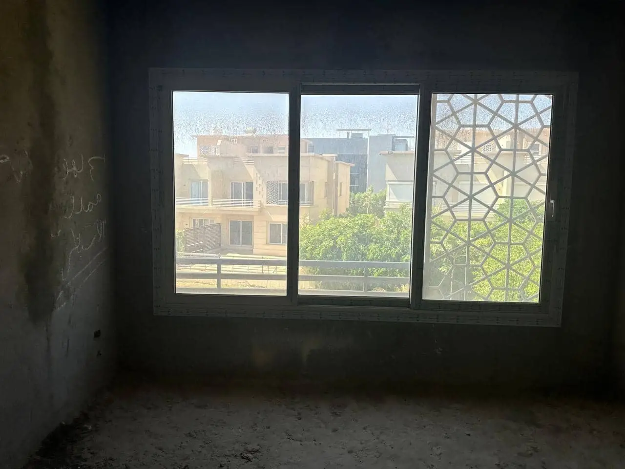 للبيع: فيلا مذهلة في جدار – إطلالة ساحرة على المسطحات الخضراء