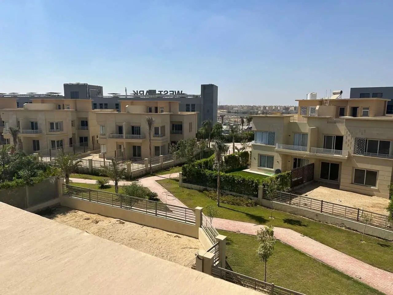 فرصة نادرة! فيلا بتشطيب فاخر وإطلالة على لاندسكيب صغير في جدار