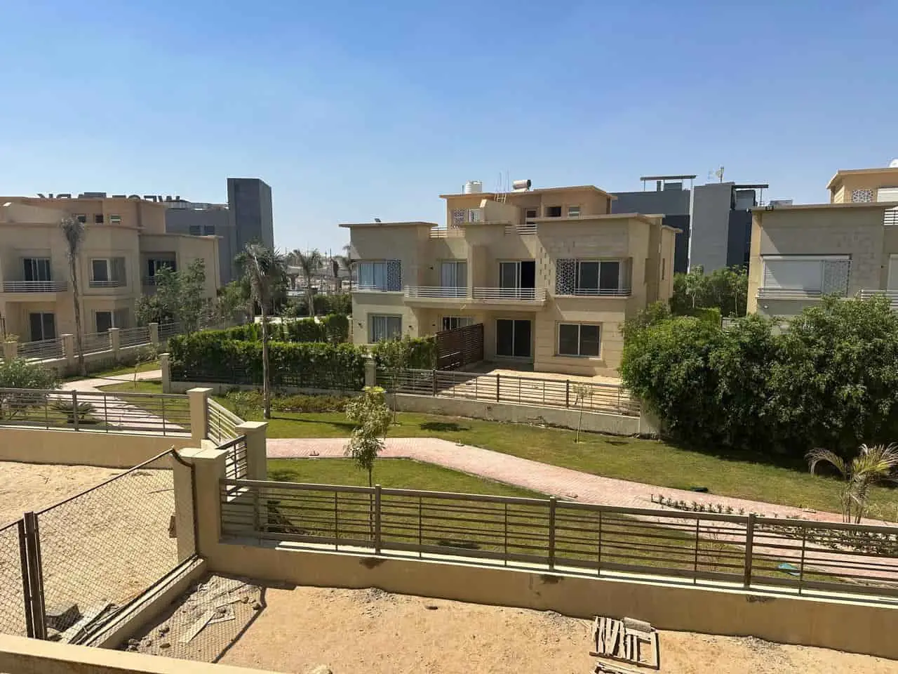 فرصة راقية للسكن في كمبوند جدار – فيلا بإطلالة مزدوجة