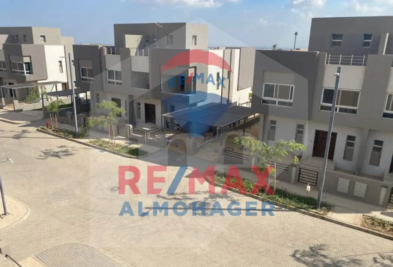 For Sale: Semi-Finished Townhouse in Etapa Compound, Prime Golden Square
