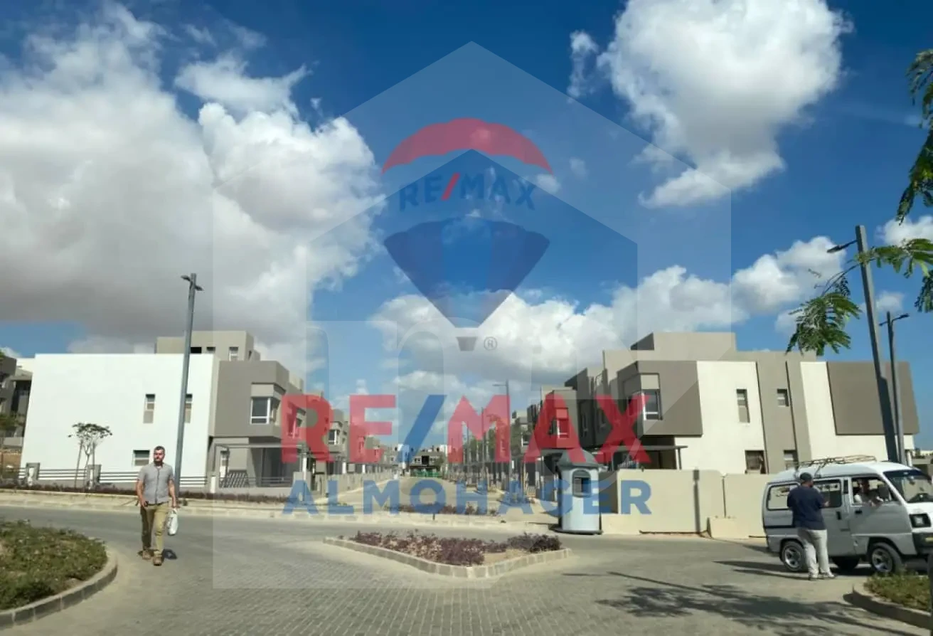 Luxury Townhouse for Sale – Etapa Compound, Semi-Finished