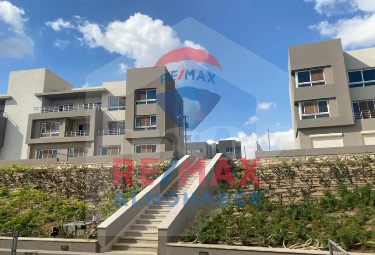 Modern Lifestyle in Golden Square – Townhouse in Etapa Compound