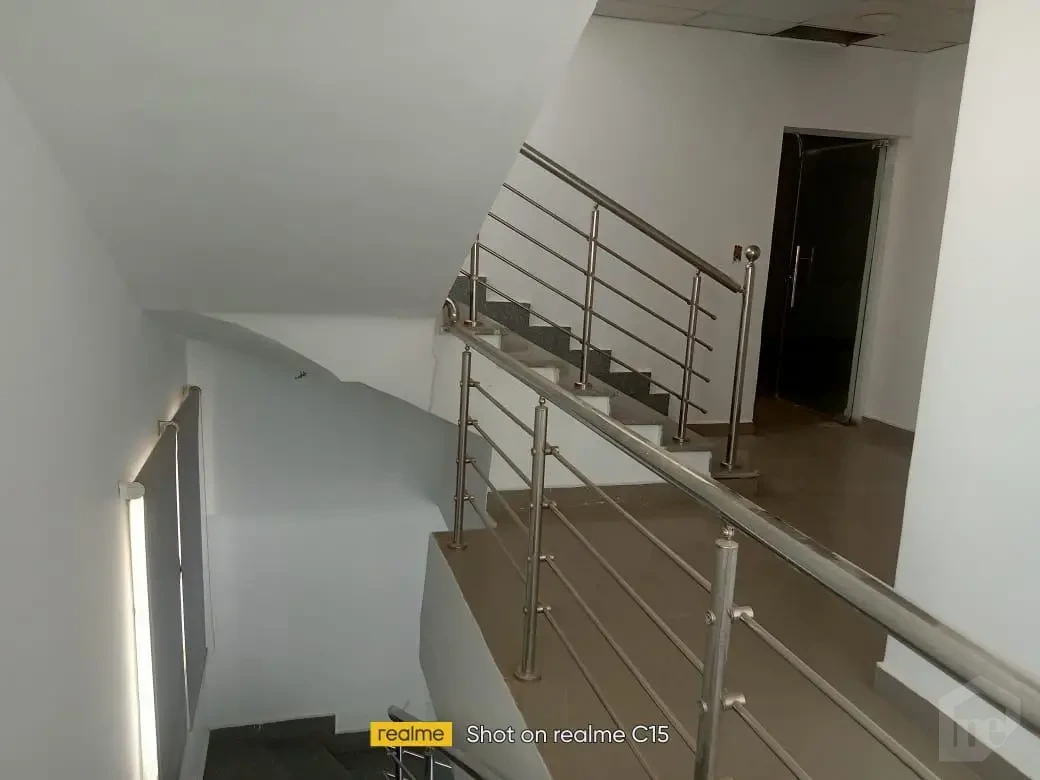 1050 دوركامل في مبني  إداري للايجار