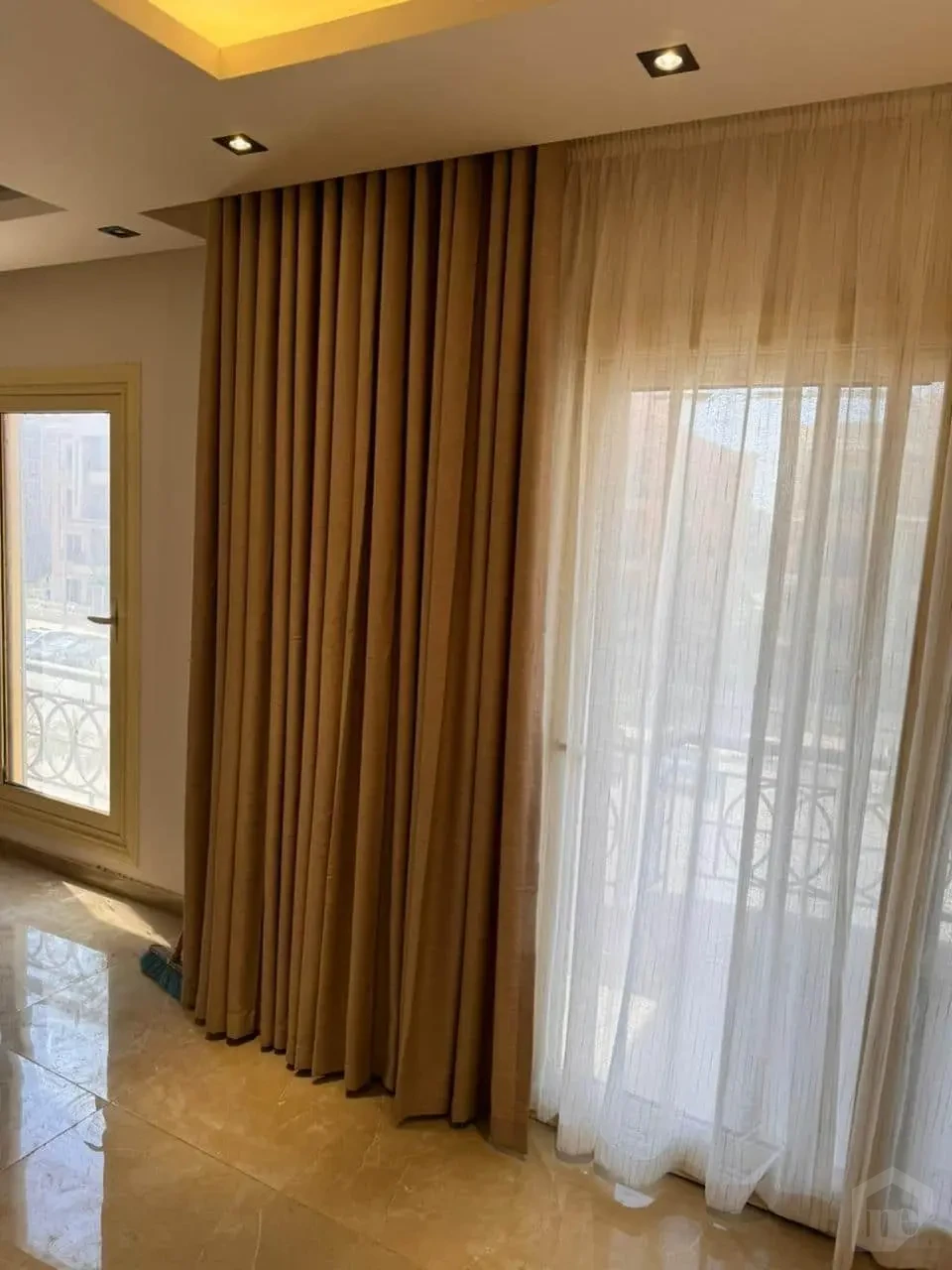 شقة أنيقة غرفتين في موقع مميز بالشيخ زايد