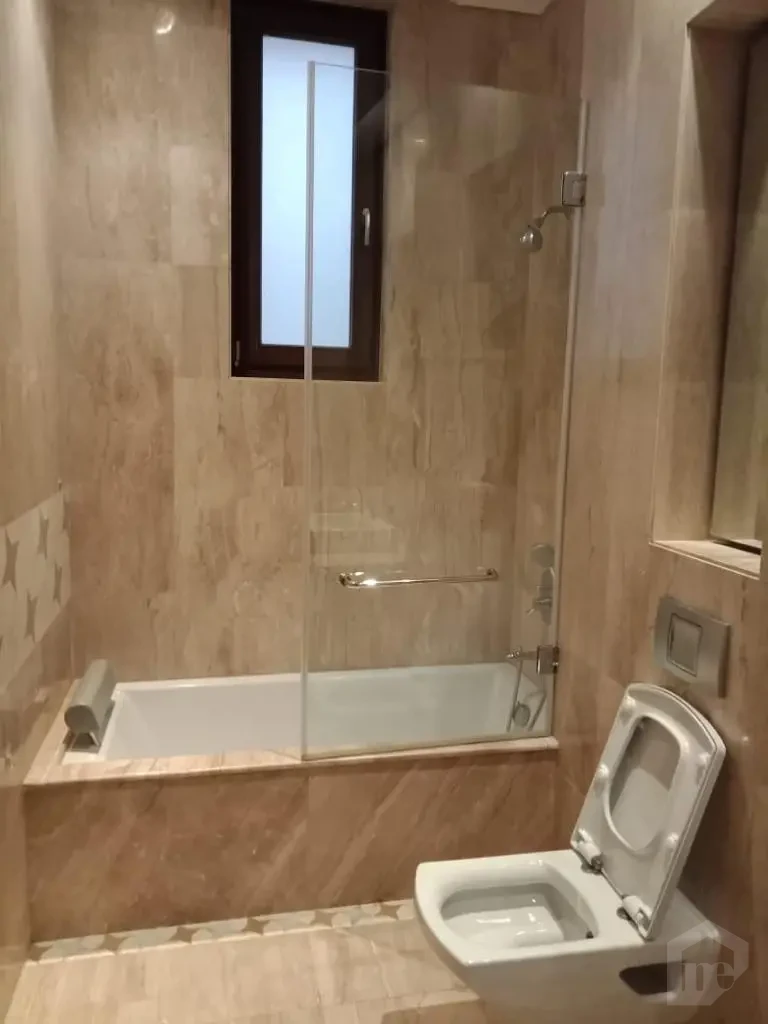 شقة أرضي واسعة | حديقتين خاصتين | فورتي ويست، بيفرلي هيلز